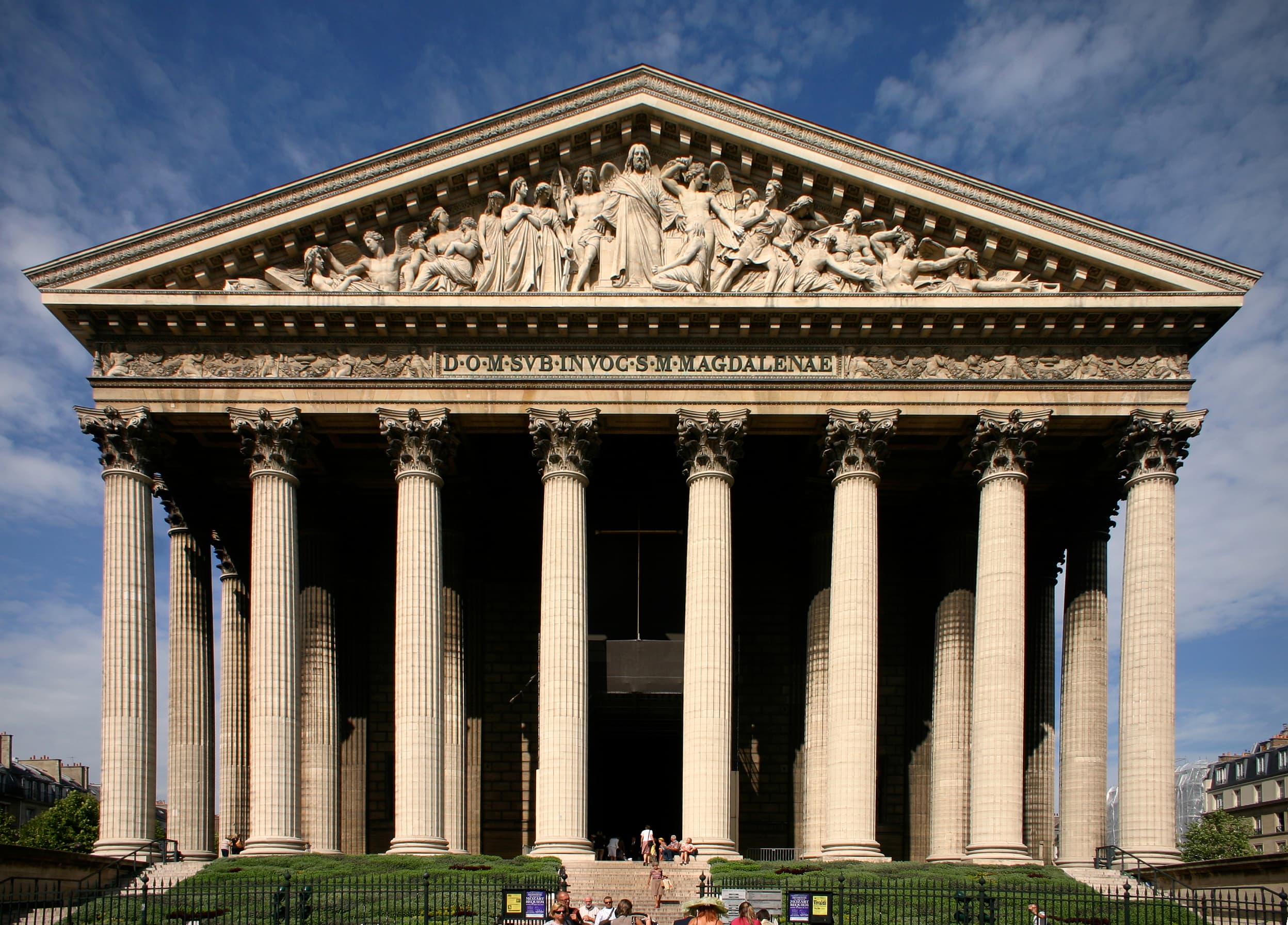 Façade à colonnes de l'église de la Madeleine