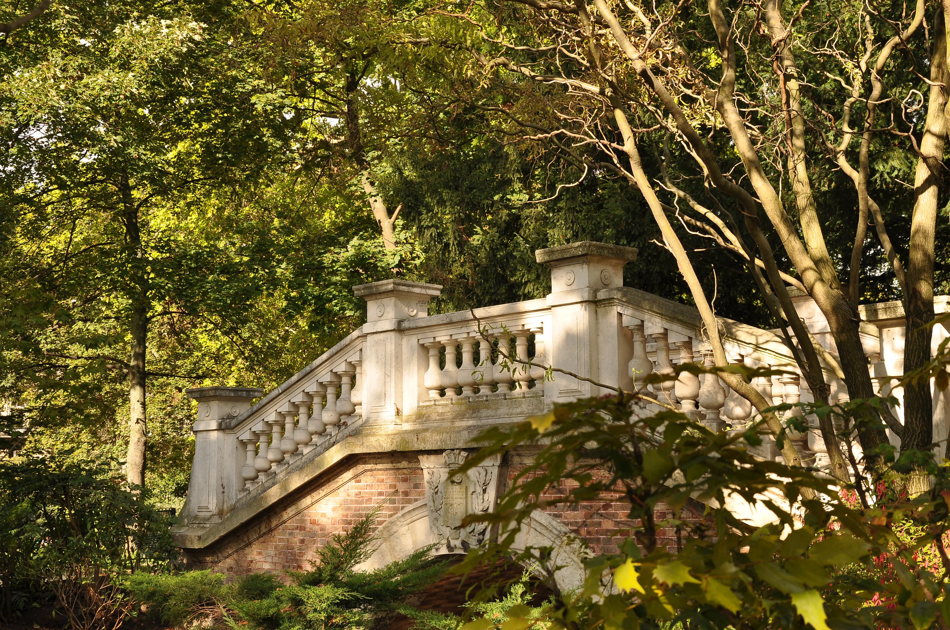 Paths and lawns in Parc Monceau
